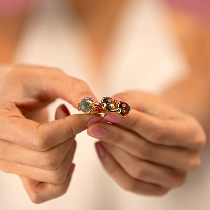 Ring met Hartjesdetail en Ronde Edelsteen • Labradorite