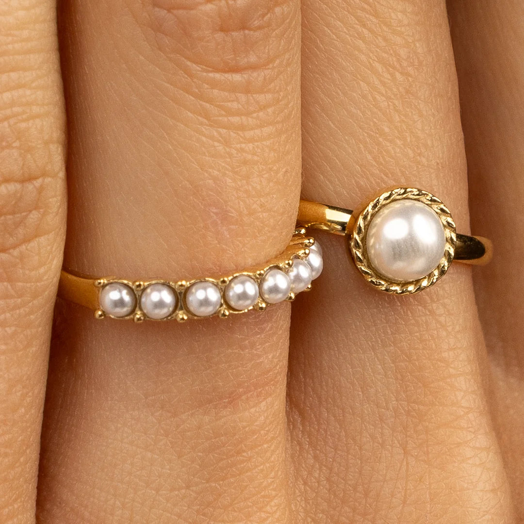 Gouden aanschuifring - kleine witte parels - tijdloze elegantie