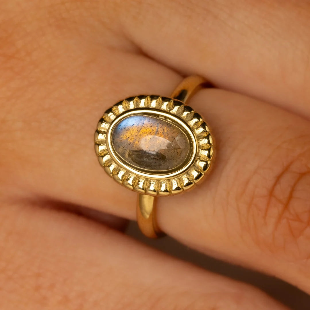 Ring met Ovale Edelsteen en Ribbelrand • Labradoriet