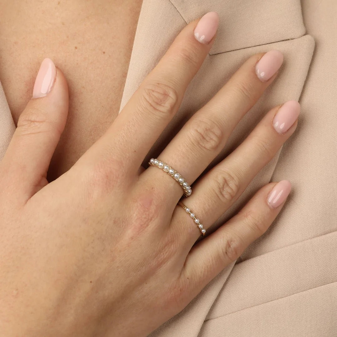 Gouden aanschuifring - kleine witte parels - tijdloze elegantie
