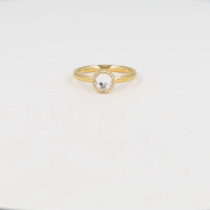 Ring met Ronde Glassteen & Getwist Randje • Kristal • Goud
